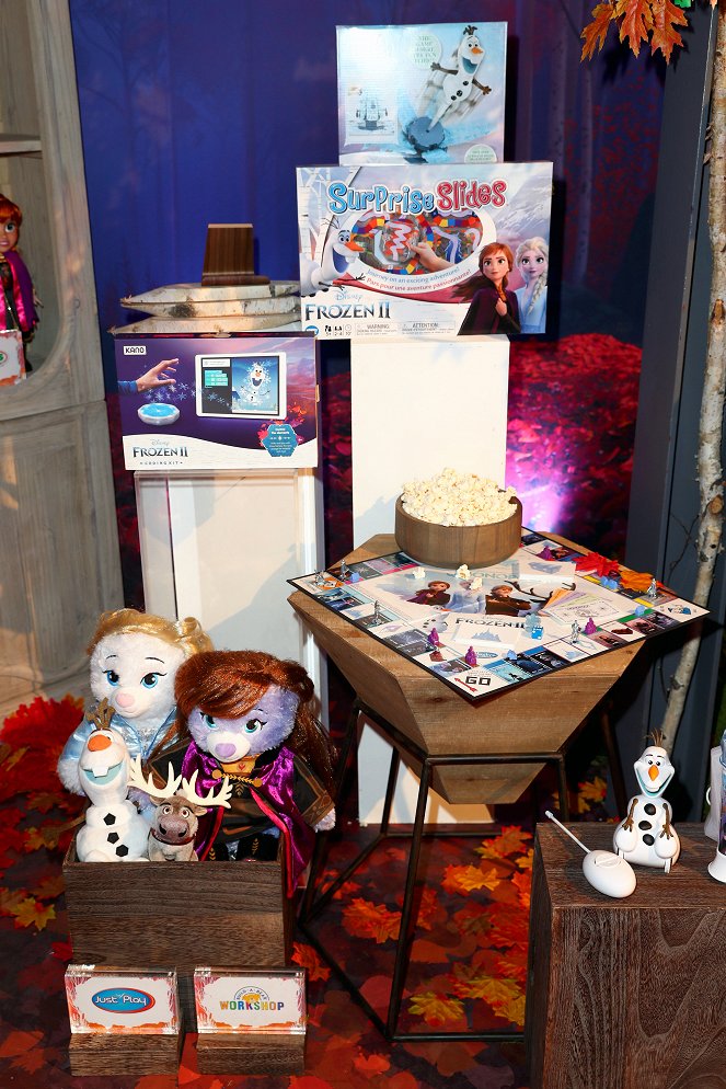 Frozen 2 - Evenementen - Frozen Fan Fest Product Showcase at Casita Hollywood on October 02, 2019 in Los Angeles, California