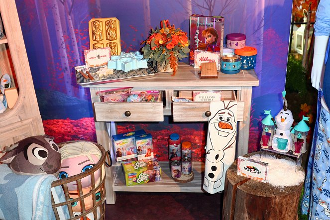 Frozen II - Eventos - Frozen Fan Fest Product Showcase at Casita Hollywood on October 02, 2019 in Los Angeles, California
