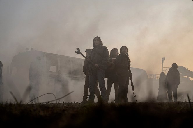 The Walking Dead: World Beyond - Feuer der Ewigkeit - Filmfotos - Hal Cumpston, Aliyah Royale