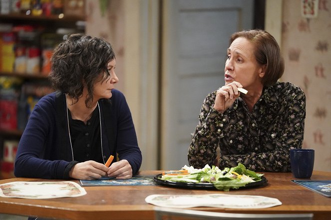 The Conners - A Kiss Is Just A Kiss - Z filmu - Sara Gilbert, Laurie Metcalf