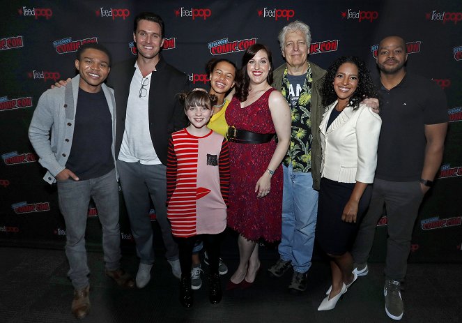 Emergence - Z akcií - The cast of ABC’s character-driven genre thriller, “Emergence,” attend 2019 New York Comic-Con