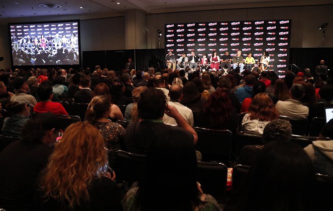 Emergence - Z akcí - The cast of ABC’s character-driven genre thriller, “Emergence,” attend 2019 New York Comic-Con
