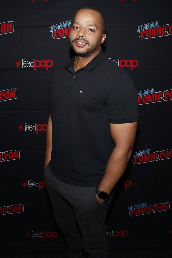 Emergence - Z akcí - The cast of ABC’s character-driven genre thriller, “Emergence,” attend 2019 New York Comic-Con
