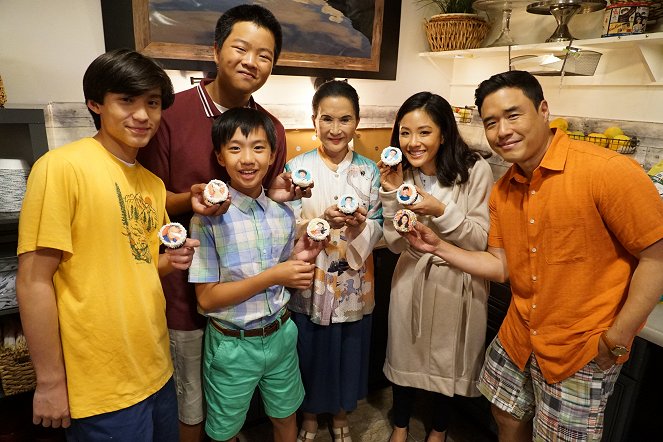 Fresh Off the Boat - College - Del rodaje - Forrest Wheeler, Hudson Yang, Ian Chen, Lucille Soong, Constance Wu, Randall Park