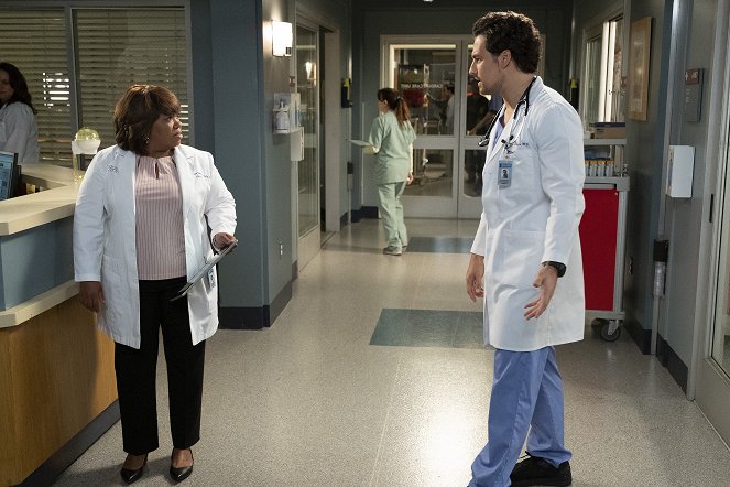 Grey's Anatomy - Season 16 - Back in the Saddle - Photos - Chandra Wilson, Giacomo Gianniotti