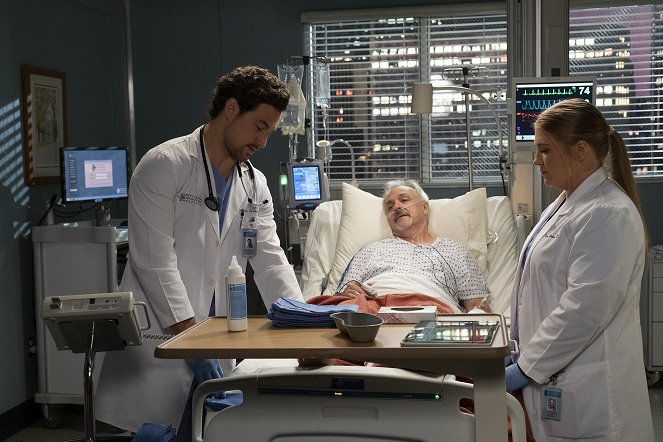 Grey's Anatomy - Season 16 - Back in the Saddle - Photos - Giacomo Gianniotti, Jaicy Elliot