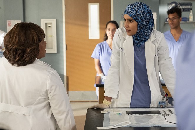 Grey's Anatomy - Season 16 - Back in the Saddle - Photos - Chandra Wilson, Sophia Ali