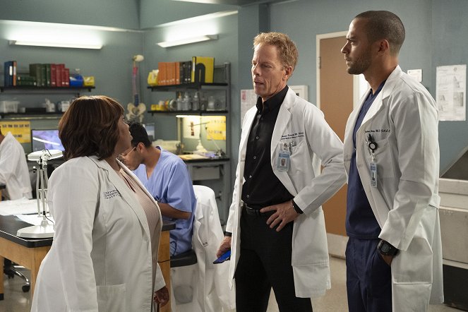 Grey's Anatomy - Season 16 - Back in the Saddle - Photos - Chandra Wilson, Greg Germann, Jesse Williams