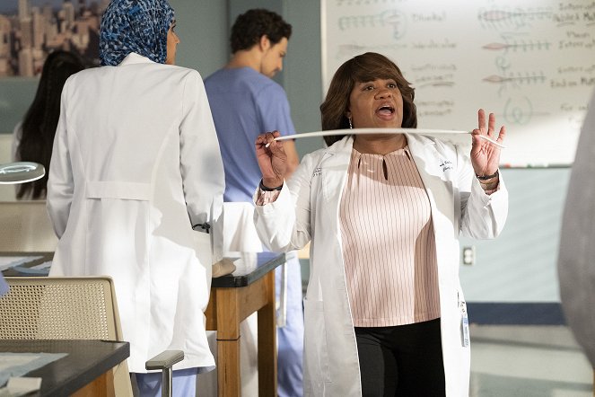 Grey's Anatomy - Season 16 - Back in the Saddle - Photos - Chandra Wilson