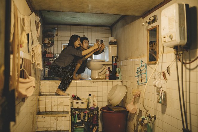 Élősködők - Filmfotók - So-dam Park, Woo-shik Choi