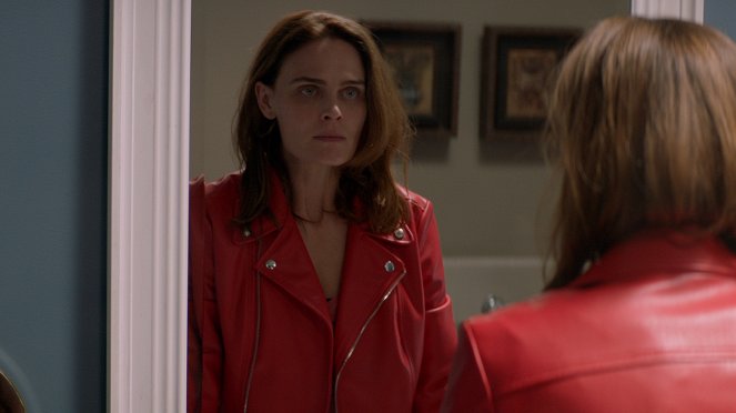 Animal Kingdom - Season 4 - Ghosts - Photos - Emily Deschanel