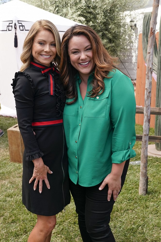 American Housewife - Bed, Bath & Beyond Our Means - Del rodaje - Kelly Ripa, Katy Mixon