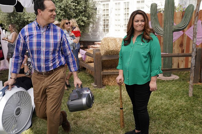 American Housewife - Bed, Bath & Beyond Our Means - Photos - Diedrich Bader, Katy Mixon