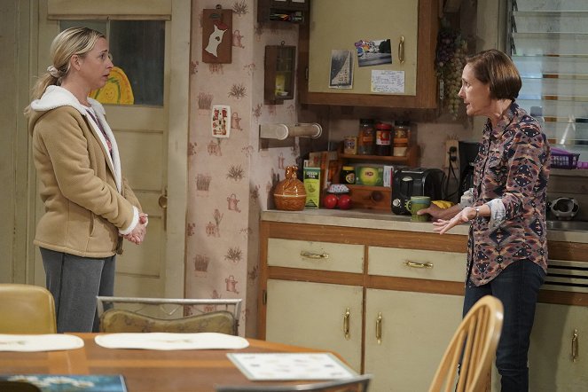 The Conners - Season 2 - The Preemie Monologues - Photos - Alicia Goranson, Laurie Metcalf