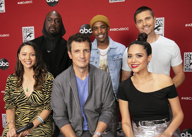 The Rookie - Season 2 - Tapahtumista - Signing autographs for the fans at the ABC booth at 2019 COMIC-CON in anticipation of the Season 2 premiere of the hit drama on Sunday, September 29, 2019 - Melissa O'Neil, Richard T. Jones, Nathan Fillion, Titus Makin Jr., Alyssa Diaz, Eric Winter