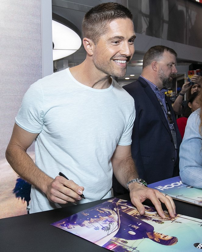 Az újonc - Season 2 - Rendezvények - Signing autographs for the fans at the ABC booth at 2019 COMIC-CON in anticipation of the Season 2 premiere of the hit drama on Sunday, September 29, 2019 - Eric Winter