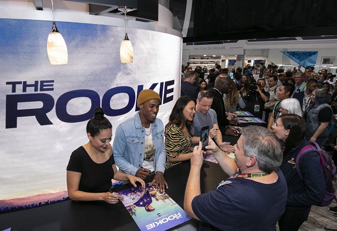 Zelenáč - Série 2 - Z akcí - Signing autographs for the fans at the ABC booth at 2019 COMIC-CON in anticipation of the Season 2 premiere of the hit drama on Sunday, September 29, 2019 - Alyssa Diaz, Titus Makin Jr., Melissa O'Neil