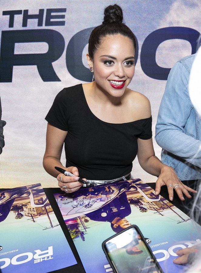 Rekrut - Season 2 - Z imprez - Signing autographs for the fans at the ABC booth at 2019 COMIC-CON in anticipation of the Season 2 premiere of the hit drama on Sunday, September 29, 2019 - Alyssa Diaz