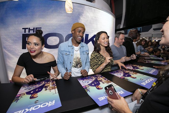 Zelenáč - Série 2 - Z akcí - Signing autographs for the fans at the ABC booth at 2019 COMIC-CON in anticipation of the Season 2 premiere of the hit drama on Sunday, September 29, 2019 - Alyssa Diaz, Titus Makin Jr., Melissa O'Neil, Alexi Hawley