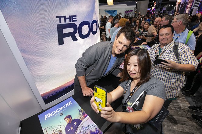The Rookie - Season 2 - Tapahtumista - Signing autographs for the fans at the ABC booth at 2019 COMIC-CON in anticipation of the Season 2 premiere of the hit drama on Sunday, September 29, 2019 - Nathan Fillion