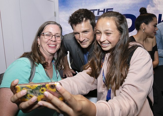 The Rookie - Season 2 - De eventos - Signing autographs for the fans at the ABC booth at 2019 COMIC-CON in anticipation of the Season 2 premiere of the hit drama on Sunday, September 29, 2019 - Nathan Fillion