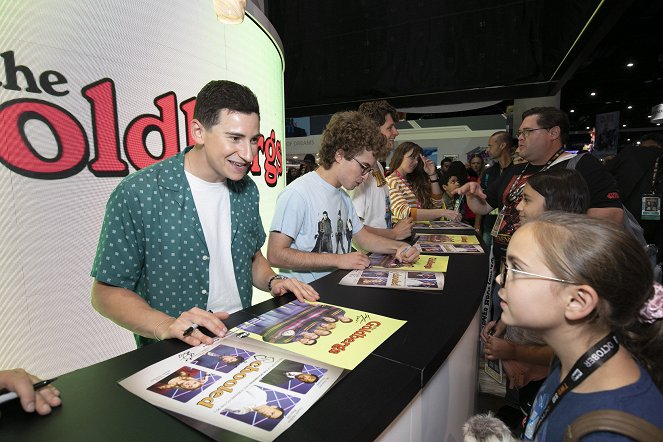 Schooled - Season 2 - Tapahtumista - THE GOLDBERGS’ Sean Giambrone, Troy Gentile and Sam Lerner and SCHOOLED’S Brett Dier sign autographs for their fans at the ABC booth at 2019 COMIC-CON in anticipation of the season premiere of both hit comedies on Wednesday, September 25, 2019
