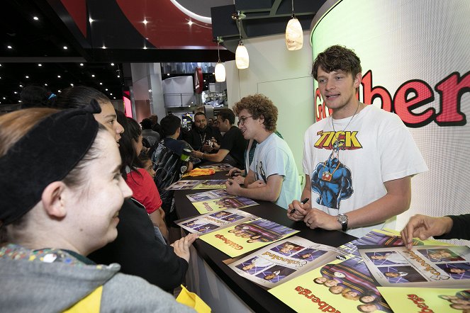 Schooled - Season 2 - Evenementen - THE GOLDBERGS’ Sean Giambrone, Troy Gentile and Sam Lerner and SCHOOLED’S Brett Dier sign autographs for their fans at the ABC booth at 2019 COMIC-CON in anticipation of the season premiere of both hit comedies on Wednesday, September 25, 2019