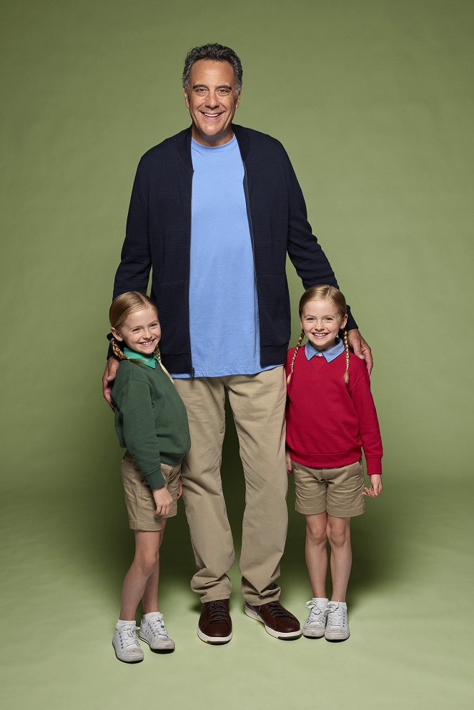 Single Parents - Season 2 - Werbefoto - Ella Allan, Brad Garrett, Mia Allan