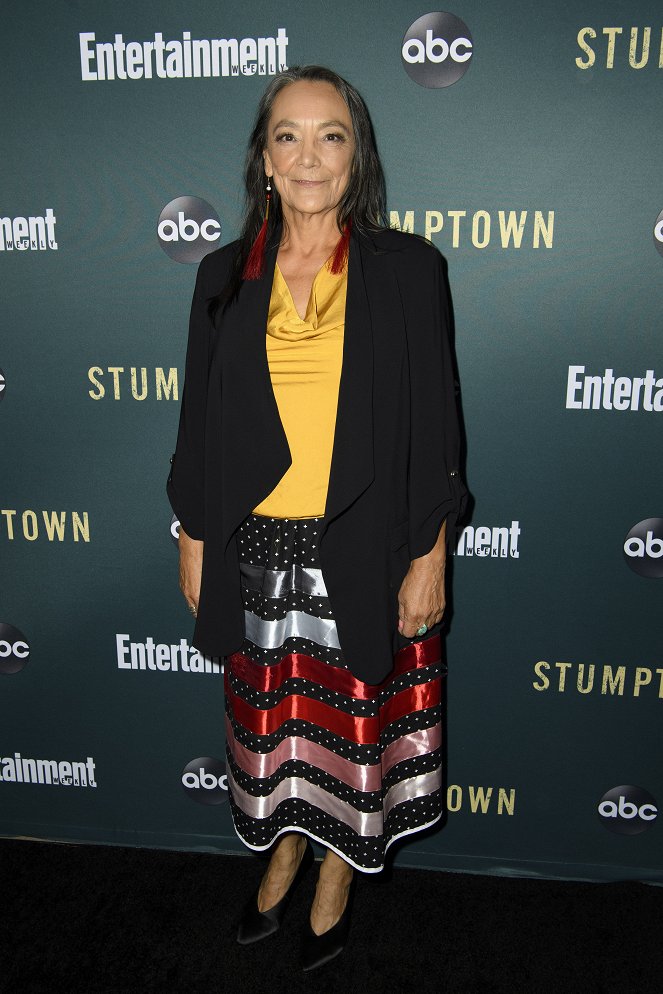 Dex nyomozó - Rendezvények - The cast and executive producers of “Stumptown” celebrate the upcoming premiere of the highly anticipated fall series at an exclusive red carpet event hosted by ABC and Entertainment Weekly at the Petersen Automotive Museum in Los Angeles - Tantoo Cardinal