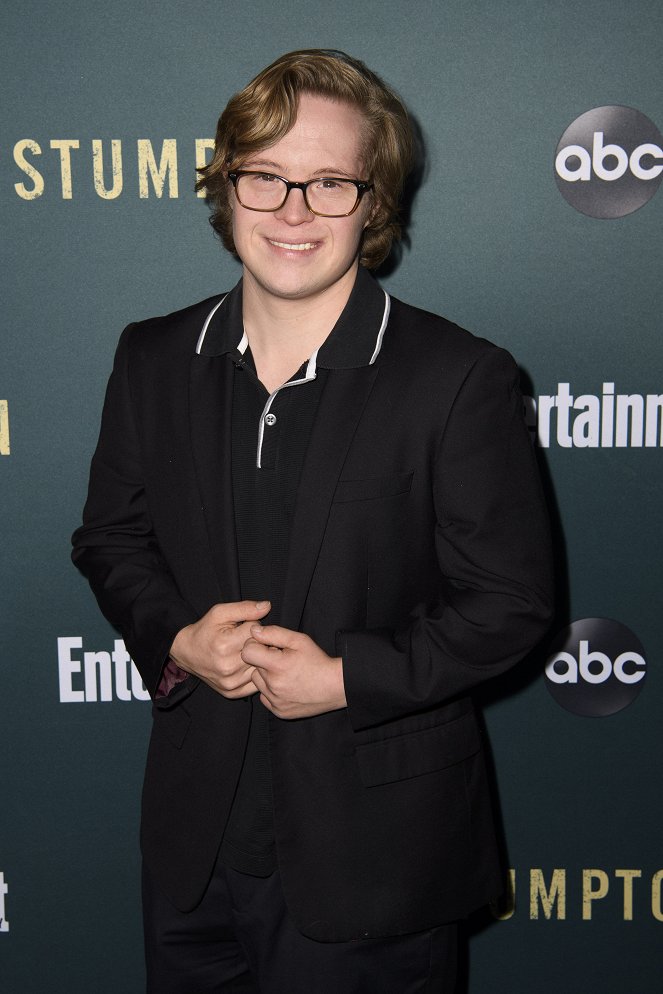 Stumptown - Eventos - The cast and executive producers of “Stumptown” celebrate the upcoming premiere of the highly anticipated fall series at an exclusive red carpet event hosted by ABC and Entertainment Weekly at the Petersen Automotive Museum in Los Angeles - Cole Sibus