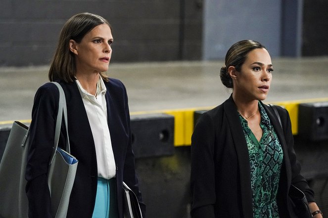 All Rise - Season 1 - A View from the Bus - Photos - Suzanne Cryer, Jessica Camacho