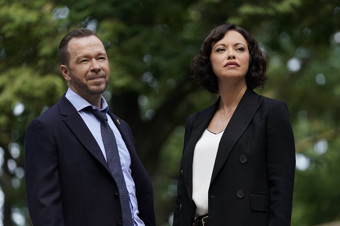 Blue Bloods (Familia de policías) - Season 10 - The Real Deal - De la película - Donnie Wahlberg, Marisa Ramirez