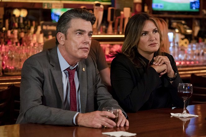 Law & Order: Special Victims Unit - Season 21 - I'm Going to Make You a Star - Photos - Peter Gallagher, Mariska Hargitay