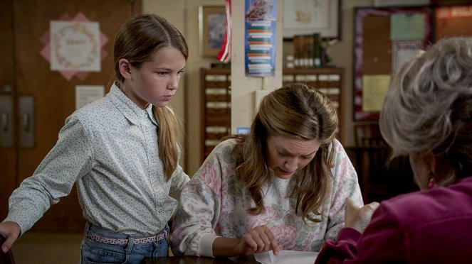 Young Sheldon - An Entrepreneurialist and a Swat on the Bottom - Van film - Raegan Revord, Zoe Perry