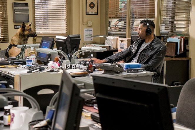 Angie Tribeca - Season 1 - The One with the Bomb - Photos - Deon Cole