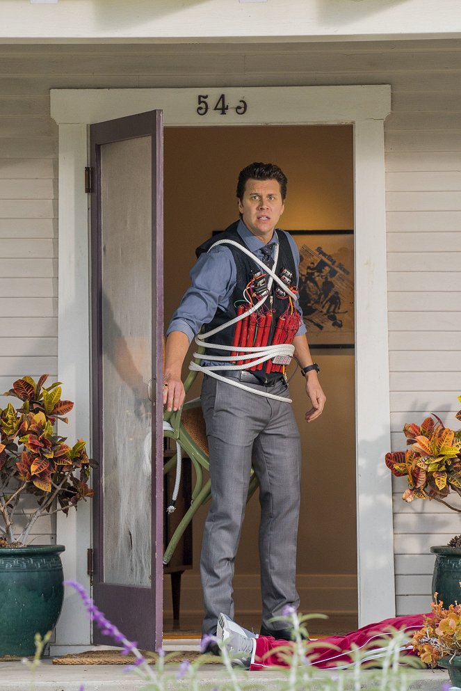 Angie Tribeca - Season 1 - The One with the Bomb - Photos - Hayes MacArthur