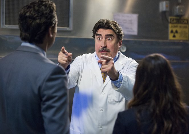 Angie Tribeca - Murder in the First Class - Photos - Alfred Molina