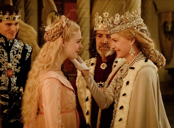 Vládkyňa zla 2 - Z filmu - Harris Dickinson, Elle Fanning, Robert Lindsay, Michelle Pfeiffer