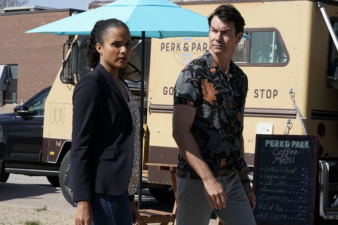 Carter - Season 2 - Harley Gets Replaced - Van film - Sydney Tamiia Poitier, Jerry O'Connell