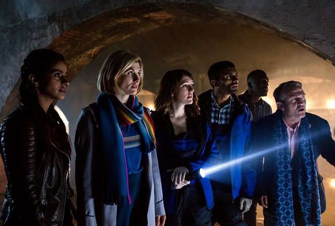 Doctor Who - Resolution - Photos - Mandip Gill, Jodie Whittaker, Charlotte Ritchie, Nikesh Patel, Tosin Cole, Bradley Walsh