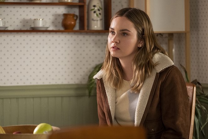 Light as a Feather - ...White as a Ghost - Van film - Liana Liberato
