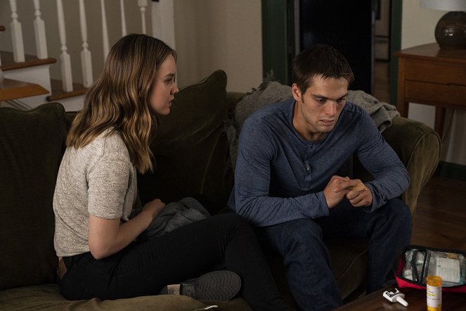 Light as a Feather : Le jeu maudit - …Clear as Mud - Film - Liana Liberato, Dylan Sprayberry