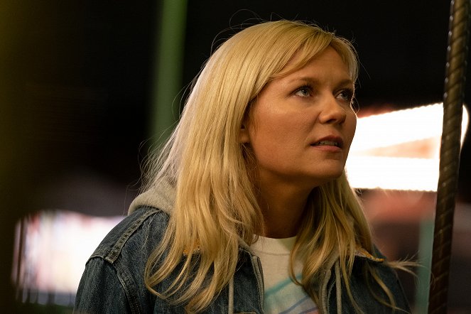 On Becoming a God in Central Florida - Birthday Party - Van film - Kirsten Dunst