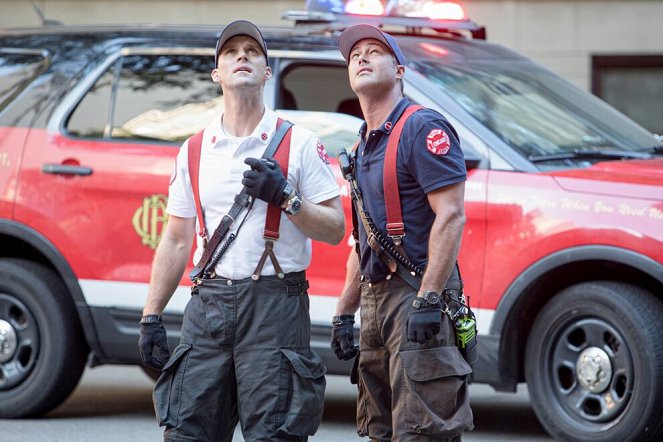 Chicago Fire - Pořádné nakopnutí - Z filmu - Jesse Spencer, Taylor Kinney