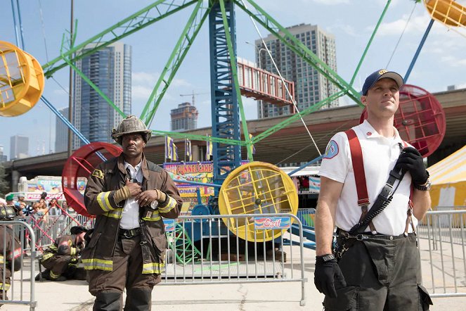 Chicago Fire - Season 8 - Badlands - Photos - Eamonn Walker, Jesse Spencer