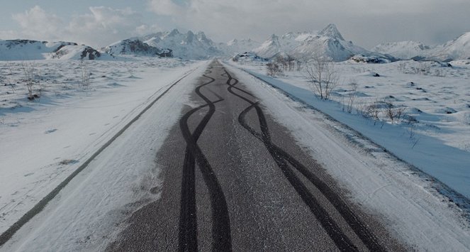 Untitled (burned rubber on asphalt, 2018) - Kuvat elokuvasta