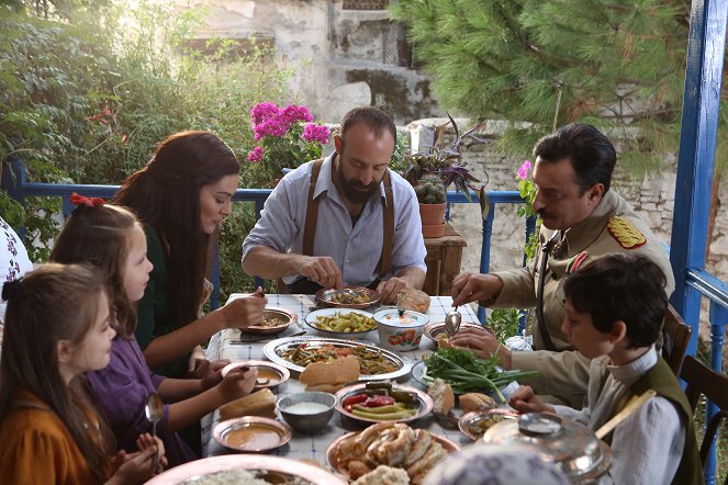 Wounded Love - Episode 1 - Photos - Halit Ergenç, Onur Saylak