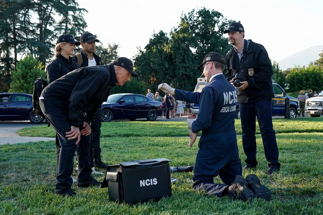 NCIS - Námorný vyšetrovací úrad - Na ich mieste - Z filmu - Emily Wickersham, Wilmer Valderrama, Mark Harmon, Sean Murray