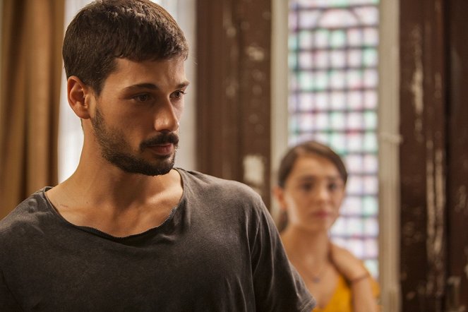 Aşk Ağlatır - Episode 2 - Photos - Deniz Can Aktaş