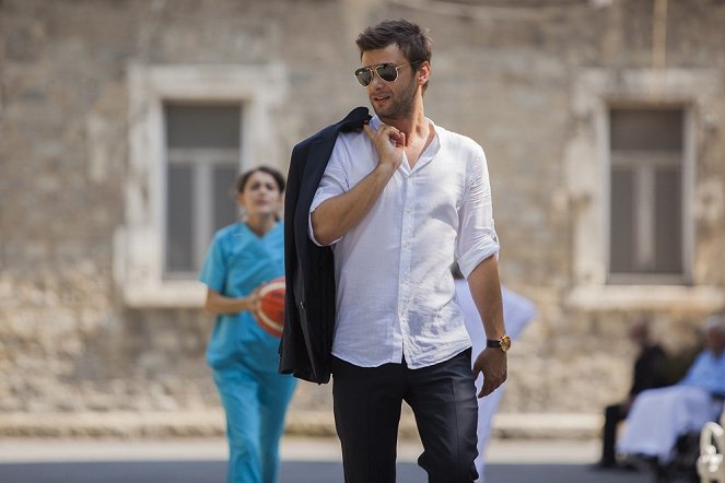 Aşk Ağlatır - Episode 2 - Photos - Yağız Can Konyalı